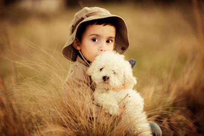 Fotos niño con perrito en exteriores estilo Fine Art Mariela Morante fotógrafa